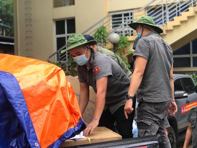 Áo xanh tình nguyện 'chia lửa' nơi tuyến đầu ảnh 1