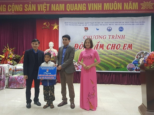 Đoàn cơ quan Trung ương trao quà cho học sinh vùng cao Quan Hóa ảnh 5