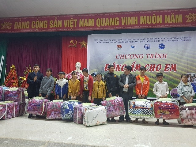 Đoàn cơ quan Trung ương trao quà cho học sinh vùng cao Quan Hóa ảnh 1