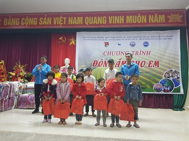 Đoàn cơ quan Trung ương trao quà cho học sinh vùng cao Quan Hóa ảnh 4
