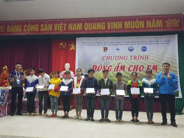 Đoàn cơ quan Trung ương trao quà cho học sinh vùng cao Quan Hóa ảnh 3