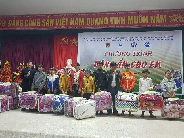Đoàn cơ quan Trung ương trao quà cho học sinh vùng cao Quan Hóa ảnh 2
