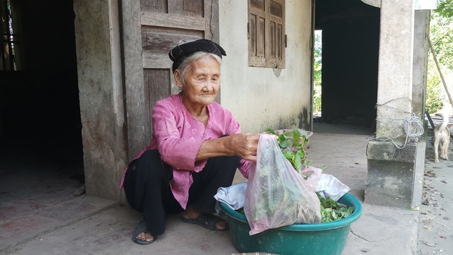 Xôn xao cụ bà 83 tuổi đạp xe lên xã xin 'thoát nghèo' ảnh 3