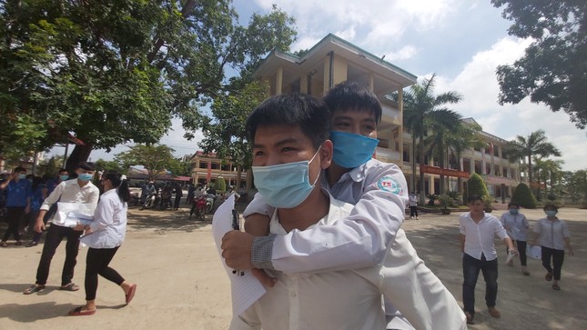 Tặng bằng khen cho đôi bạn cõng nhau đến trường thi được điểm cao ảnh 1