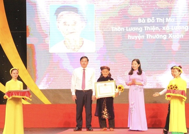 Cụ bà 84 tuổi xin 'thoát nghèo' và đôi bạn cõng nhau tới trường được tôn vinh ảnh 1