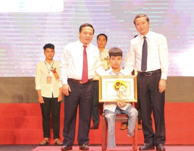 Nam sinh 10 năm cõng bạn đến trường quyết định học tại Đại học Y Thái Bình ảnh 1