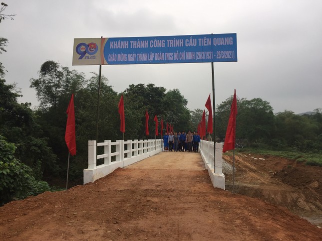Khánh thành cầu mới giúp hàng trăm trẻ đến trường mùa mưa lũ ảnh 2