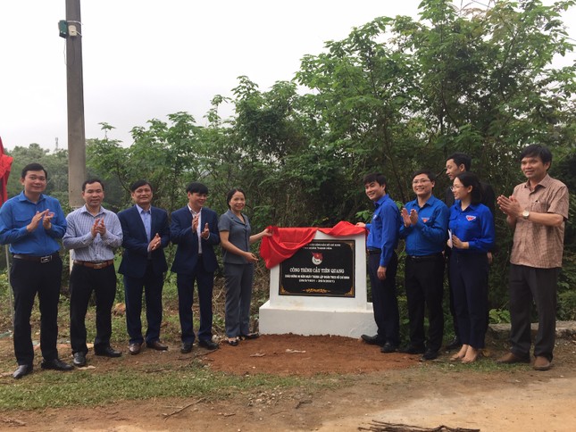 Khánh thành cầu mới giúp hàng trăm trẻ đến trường mùa mưa lũ ảnh 4
