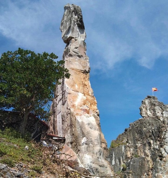 Thanh Hoá: Hòn Vọng Phu bị sét đánh sạt lở ảnh 1