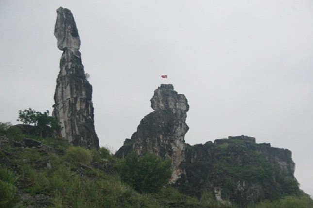 Thanh Hoá: Hòn Vọng Phu bị sét đánh sạt lở ảnh 2