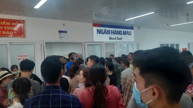 Vụ tai nạn thảm khốc ở Quảng Bình: Hàng trăm đoàn viên thanh niên xếp hàng chờ hiến máu ảnh 1