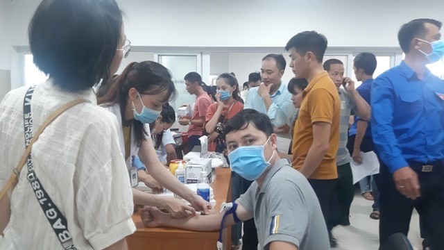 Vụ tai nạn thảm khốc ở Quảng Bình: Hàng trăm đoàn viên thanh niên xếp hàng chờ hiến máu ảnh 4