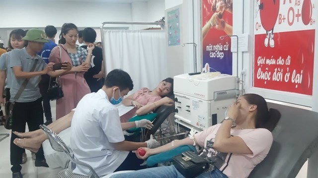 Vụ tai nạn thảm khốc ở Quảng Bình: Hàng trăm đoàn viên thanh niên xếp hàng chờ hiến máu ảnh 3