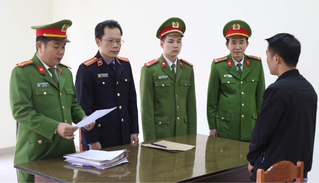 Khởi tố kẻ chiếm đoạt hàng cứu trợ lũ lụt ảnh 1