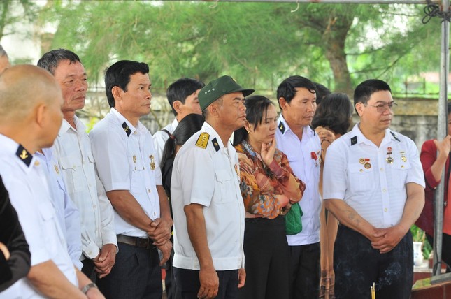 Thả hoa đăng tri ân, tưởng niệm những liệt sĩ Gạc Ma ảnh 1