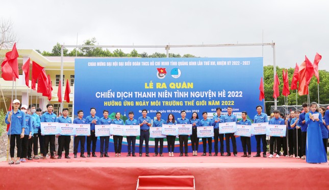 Sức trẻ Quảng Bình đến vùng xa khó khăn hỗ trợ người dân ảnh 2