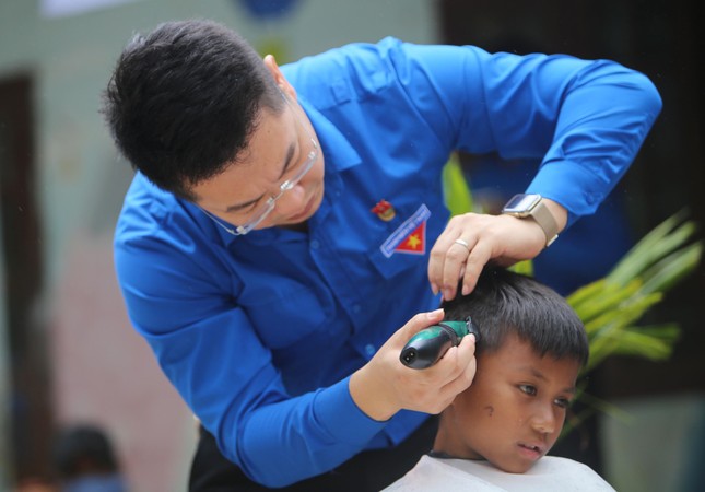 Sức trẻ Quảng Bình đến vùng xa khó khăn hỗ trợ người dân ảnh 7