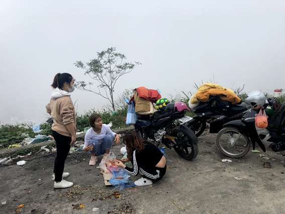 Nhức nhối 'phượt trẻ' vô tư xả rác trên đỉnh Tam Đảo ảnh 1