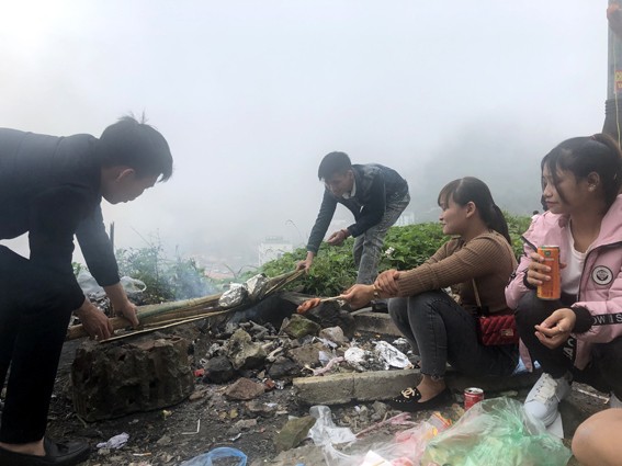 Nhức nhối 'phượt trẻ' vô tư xả rác trên đỉnh Tam Đảo ảnh 4