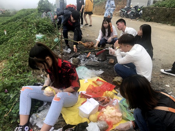 Nhức nhối 'phượt trẻ' vô tư xả rác trên đỉnh Tam Đảo ảnh 10