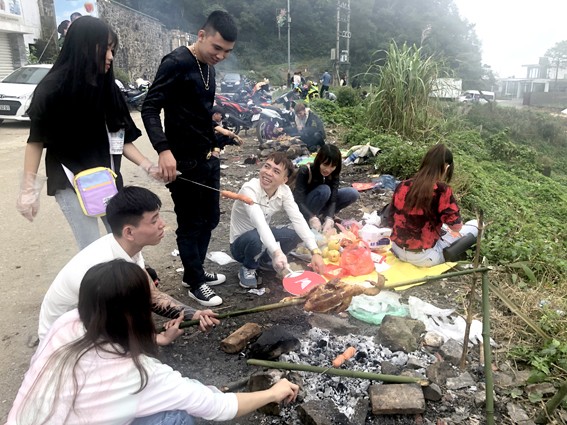 Nhức nhối 'phượt trẻ' vô tư xả rác trên đỉnh Tam Đảo ảnh 11