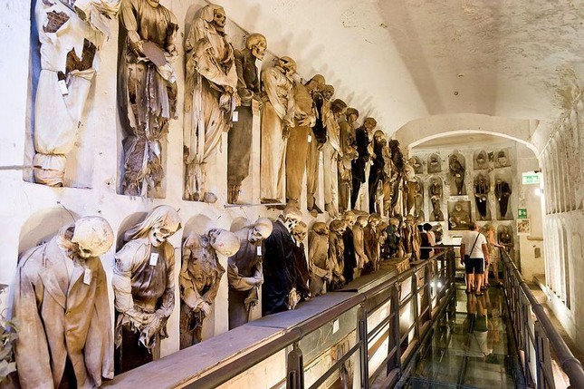 Giải mã bí mật hầm mộ Capuchin nổi tiếng chứa 163 xác ướp trẻ em ảnh 5