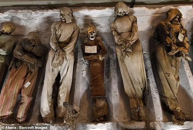 Giải mã bí mật hầm mộ Capuchin nổi tiếng chứa 163 xác ướp trẻ em ảnh 8