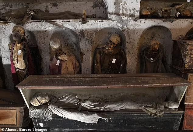 Giải mã bí mật hầm mộ Capuchin nổi tiếng chứa 163 xác ướp trẻ em ảnh 9