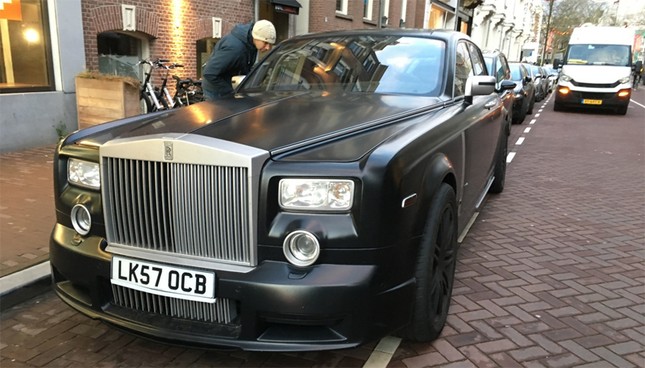 Rolls-Royce Phantom với gói độ Mansory nổi bật trên phố ảnh 1
