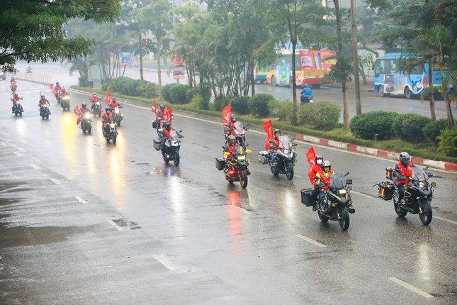 Dàn mô tô khủng cùng người đẹp xuống phố cổ động Chủ nhật Đỏ ảnh 9