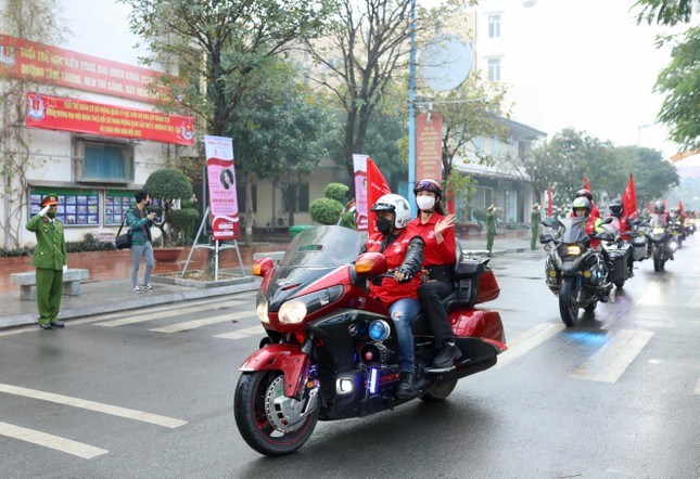 Dàn mô tô khủng cùng người đẹp xuống phố cổ động Chủ nhật Đỏ ảnh 11