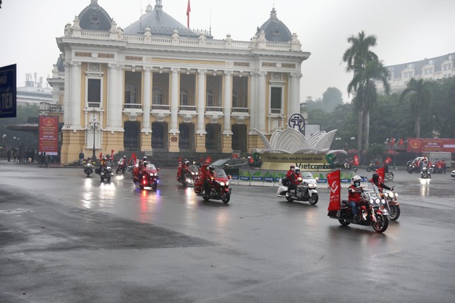 Dàn mô tô khủng cùng người đẹp xuống phố cổ động Chủ nhật Đỏ ảnh 7