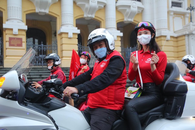 Dàn mô tô khủng cùng người đẹp xuống phố cổ động Chủ nhật Đỏ ảnh 6