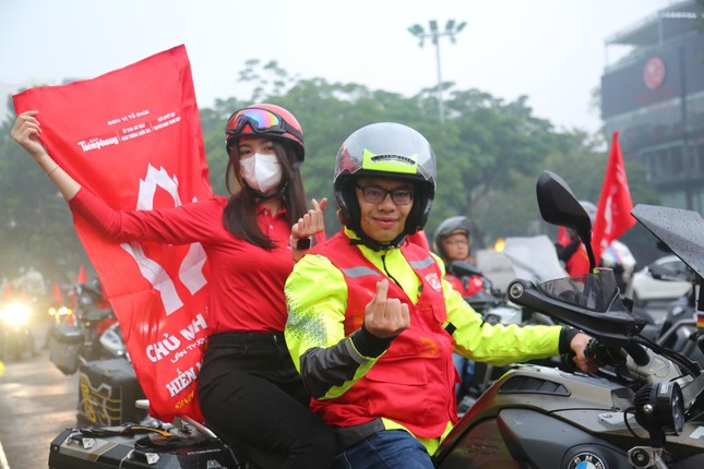 Dàn mô tô khủng cùng người đẹp xuống phố cổ động Chủ nhật Đỏ ảnh 5
