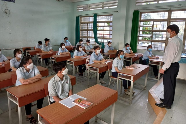 Học sinh khối lớp 9 và 12 ở Tiền Giang trở lại trường ảnh 3