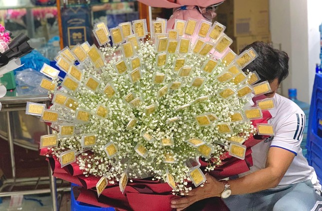 Choáng với bó hoa đính 100 lượng vàng tặng vợ ngày 8/3 ảnh 3