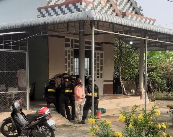 Công an tỉnh Kiên Giang huy động lực lượng vây bắt gã con rể uy hiếp mẹ vợ, nổ súng bắn cảnh sát ảnh 2