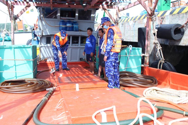 Cảnh sát biển bắt hai tàu vận chuyển trái phép hơn 70.000 lít dầu ảnh 1