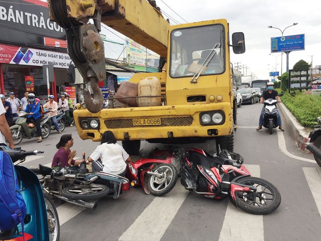 Xe cứu hộ cuốn hàng loạt xe máy vào gầm, bé trai 6 tuổi tử vong ảnh 1