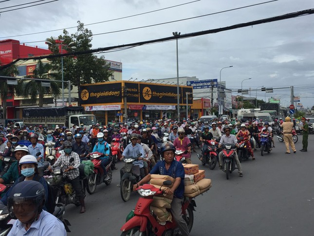 Xe cứu hộ cuốn hàng loạt xe máy vào gầm, bé trai 6 tuổi tử vong ảnh 3
