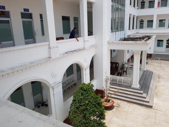 Người đàn ông nhảy lầu trong trụ sở công an huyện: Làm rõ vụ dàn cảnh đánh ghen ảnh 1