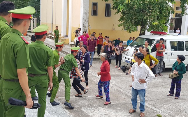 Nhiều bị hại trong vụ lừa đạo chiếm đoạt tài sản gây náo loạn sau phiên tòa ảnh 1