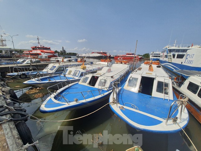 Đường phố miền Tây vắng vẻ trong ngày đầu cách ly toàn xã hội ảnh 7