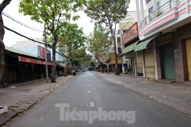 Đường phố miền Tây vắng vẻ trong ngày đầu cách ly toàn xã hội ảnh 3