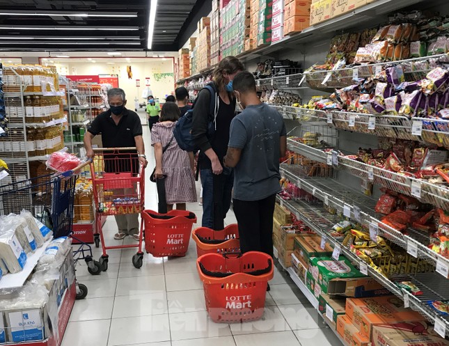 Đường phố miền Tây vắng vẻ trong ngày đầu cách ly toàn xã hội ảnh 5