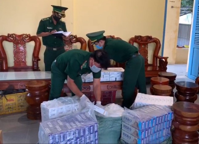Không đeo khẩu trang còn chửi bởi, thách thức cán bộ khi bị phạt 300.000 đồng ảnh 2