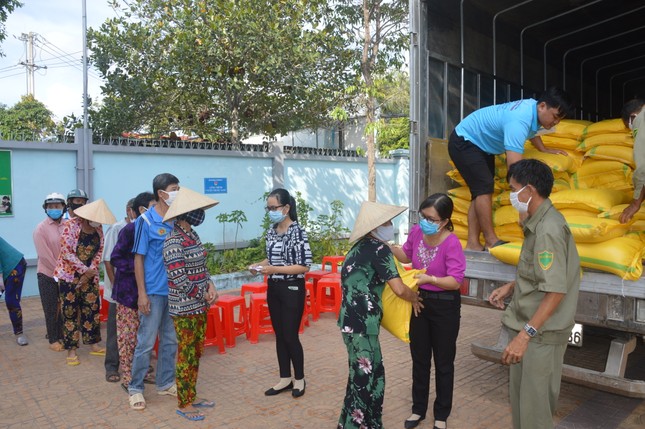 Tiền Giang hỗ trợ trên 866 tỷ đồng cho người dân gặp khó khăn do COVID-19 ảnh 6