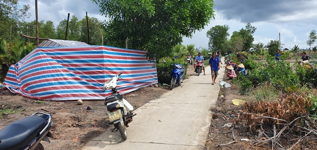 Đi tập thể dục, tá hỏa phát hiện thi thể trẻ sơ sinh trôi dạt trên kênh ảnh 1