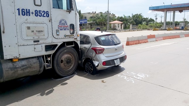 Xe đầu kéo tông xe ô tô, 2 người thoát chết ảnh 1