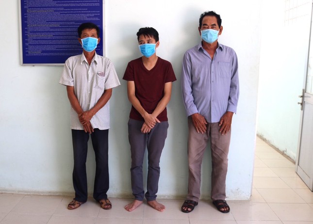 Bắt 3 đối tượng tổ chức đưa người vượt biên trái phép ảnh 1